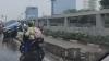 Mobil Sedan Mewah BMW Kecelakaan di Depan Gedung DPR, Tersangkut di Separator Busway