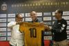 Ekspresi Radja Nainggolan Pamer Seragam Bhayangkara FC Nomor 10 - Bagian 2