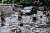 Banjir Luapan Kali Krukut Jakarta, Anak-Anak Berenang di Tengah Jalan - Bagian 2