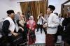 Ditemui Siti Atikoh, Gus Iqdam Titipkan Sarung untuk Ganjar Pranowo