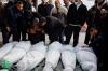 Tangis Keluarga Pecah saat Jenazah Warga Palestina Korban Kekejaman Israel Dikumpulkan - Bagian 4