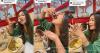 Viral Seorang Wanita Makan Nasi Goreng dengan Kuku Panjang, Netizen: Kok Mual Liatnya!