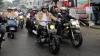 Konvoi Bareng Warga Bandung, Ganjar Naik Motor Bobber di Tengah Hujan