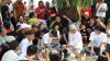 Asyiknya Ganjar Makan Lesehan Bareng Warga Yogya Usai Kunjungi Pabrik Bakpia
