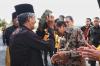 Mahfud Disematkan Tanjak, Diterima sebagai Keluarga Besar Masyarakat Adat Melayu di Kepri