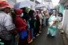 Warga Antre untuk Dapat Beras 10 Kg Gratis