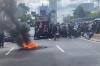 Massa Aksi Dukung Hak Angket Bakar Ban di Depan Gedung DPR - Bagian 2