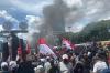 Massa Aksi Dukung Hak Angket Bakar Ban di Depan Gedung DPR - Bagian 4