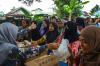 Paket Beras dan Minyak Goreng Murah Diserbu Warga Palembang - Bagian 4