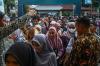 Antrean Penukaran Uang Rupiah di Palembang - Bagian 3