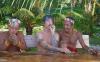 Viral Anthony Kiedis Vokalis RHCP Liburan di Mentawai, Duduk Santai Nyebat Bersama 2 Sikerei