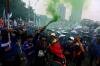 Bak Suporter Sepak Bola, Buruh Menyalakan Flare Sambil Sampaikan Tuntutan - Bagian 1