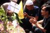 Suasana Haru Pemakaman Pelajar SMK Lingga Kencana Depok, Makam Berdampingan - Bagian 5