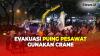 Melihat Proses Evakuasi Puing Pesawat Jatuh di BSD dengan Crane, Diangkut ke Lapangan Terbang Pondok Cabe