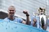 Pemain Man City Pamer Trofi Liga Inggris di Jalanan Manchester - Bagian 5
