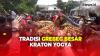 Ratusan Warga Antusias Ikuti Grebeg Besar, Tradisi Berebut Gunungan Berisi Hasil Bumi dari Keraton Yogya