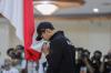 Momen Atlet Indonesia Cium Bendera Merah Putih saat Pengukuhan Tim Olimpiade Paris 2024 - Bagian 1