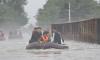 Potret Kim Jong Un Hujan-hujanan dan Turun ke Lumpur saat Tinjau Korban Banjir Korut
