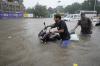 Banjir Rendam Jalanan di India Setelah Diguyur Hujan Deras - Bagian 3