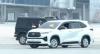 Potret Paus Fransiskus Naik Kijang Innova Zenix Hybrid saat Tiba di Bandara
