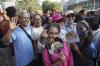 Semangat Warga Menunggu Paus Fransiskus di Depan Masjid Istiqlal - Bagian 2