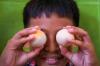 Cegah Stunting, Anak-Anak SD di Gowa Semangat Makan Telur Omega 3 - Bagian 1