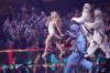 Penyanyi Amerika Sabrina Carpenter Tertangkap Kamera Berciuman dengan Sosok Alien - Bagian 4