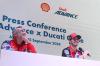 Ekspresi Pembalap MotoGP Francesco Bagnaia Diberikan Kemeja Batik - Bagian 4