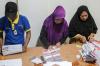 Potret Emak-Emak Bantu KPU Sortir hingga Lipat Surat Suara Pilkada - Bagian 4