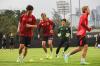 Lapangan Latihan Timnas Jepang Ditutup Kain Hitam - Bagian 3