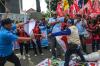 Ratusan Buruh Bakar Keranda Tuntut Revisi Upah Minimum - Bagian 4