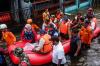 Naik Perahu Karet, Mensos Cek Kondisi Banjir di Perumnas Antang Makassar  - Bagian 2