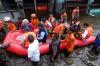 Naik Perahu Karet, Mensos Cek Kondisi Banjir di Perumnas Antang Makassar 