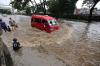 Kendaraan Nekat Terobos Banjir di Jalan Daan Mogot - Bagian 5