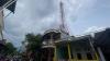 Heboh Tower Besar Berdiri di Atas Rumah di Bekasi, Warga Sekitar Takut Roboh