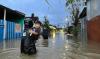 Potret Warga Selamatkan Barang ketika Banjir Merendam Rumah di Makassar - Bagian 3