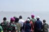 Prajurit Korps Marinir Lomba Renang 10 Km Melintasi Derasnya Arus Selat Madura - Bagian 3