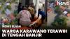 Kampung Terendam Banjir, Warga Karawang Berangkat Tarawih Gunakan Perahu Karet