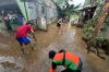 Warga Pasar Rebo Berjibaku Bersihkan Lumpur Sisa Banjir - Bagian 1