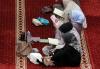 Suasana Ribuan Orang Berbuka Puasa pada Hari Kedua Ramadan di Masjid Istiqlal - Bagian 3