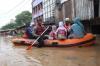Momen Petugas Gabungan Evakuasi Warga Tejebak Banjir di Pancoran Jakarta - Bagian 5