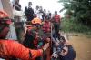Momen Petugas Gabungan Evakuasi Warga Tejebak Banjir di Pancoran Jakarta - Bagian 2