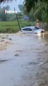 Viral Mobil Hanyut Terseret Banjir Bekasi