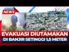 Momen Petugas Terus Evakuasi Korban Banjir di Jakarta