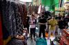 Sholat Jumat di Tengah Barang Dagangan Pasar Tanah Abang Jakarta - Bagian 5