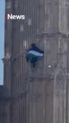 Pria Bawa Bendera Palestina Panjat Menara Jam Big Ben London