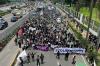 Ratusan Massa Demo Tolak RUU TNI Menutup Jalan Menuju Gedung DPR