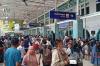 Cerita Porter Stasiun Pasar Senen, Cari Rezeki Tambahan demi Beli Baju Lebaran Anak