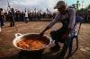 Bukan Setingan, Warga Palembang Masak 300 Kg Rendang dan 1 Ton Ayam Kecap