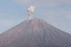 Gunung Semeru Erupsi Muntahkan Abu Vulkanis Setinggi 1 Km, Status Level II Waspada